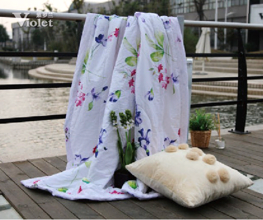 綠蔭濃濃夏日長 紫羅蘭常伴在身旁