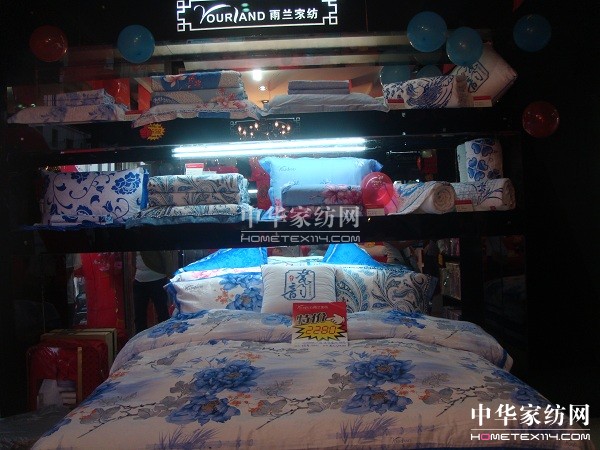 雨蘭家紡雷波店與當(dāng)?shù)匕傩展蚕肀⑾? src="http://www.wannengzhijia.com/Upload/201207/12/201271211169314.jpg" border=0></P>
<P align=center><img alt=