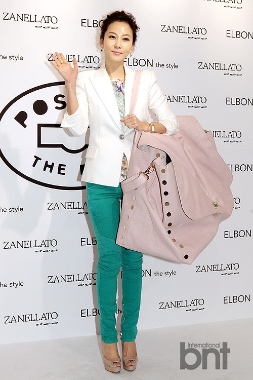 成宥利金惠秀等出席某品牌包發(fā)布會