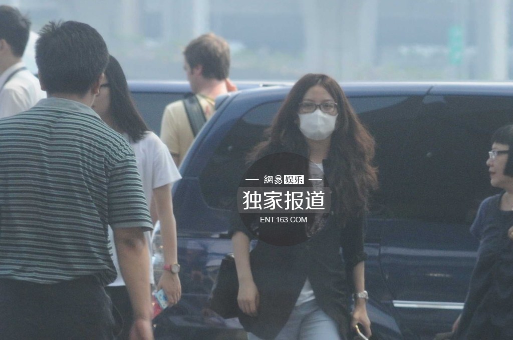 趙薇攜女現(xiàn)身機(jī)場(chǎng)為防偷拍分開而行