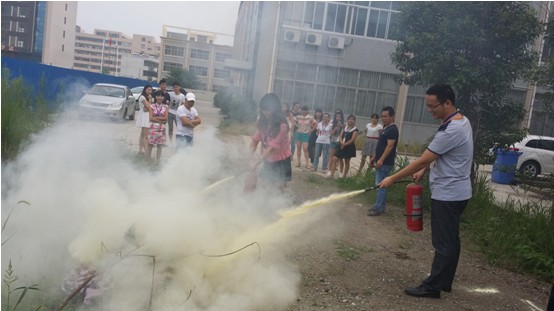 杉杉家紡:學(xué)習(xí)使用滅火器,加強(qiáng)防火意識(shí)